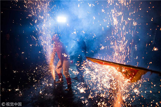 'Firework-eating' staged in Fujian