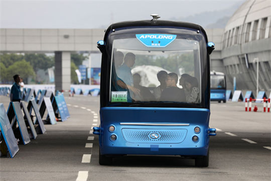 China's first driverless electric bus dazzles expo