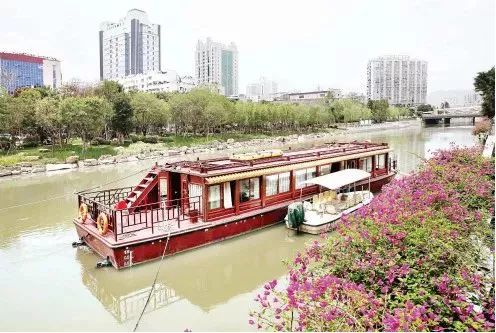 Tour Fuzhou's oldest inland river by boat