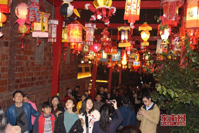 Festive lanterns sets dazzle visitors in Jinjiang