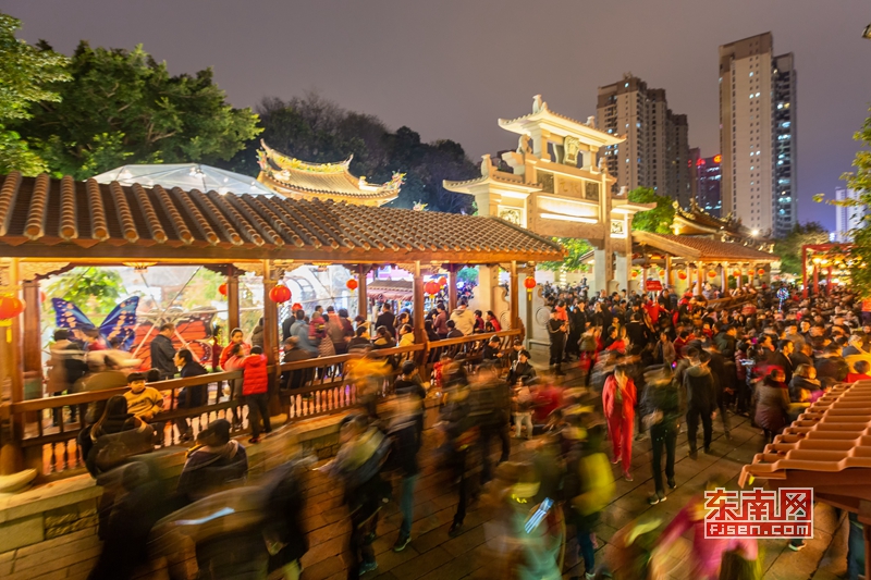 Festive lanterns sets dazzle visitors in Jinjiang