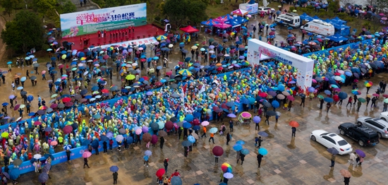 Runners enjoy cherry blossoms in Fujian Zhangping Yongfu Intl Marathon