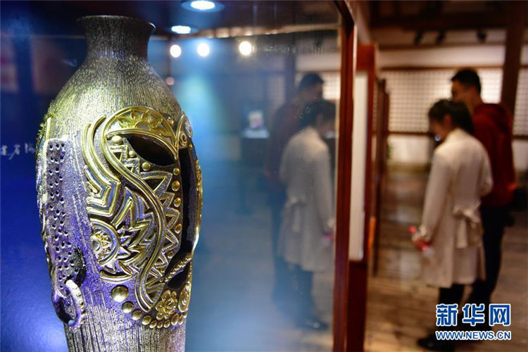 Lacquer thread sculptures on display in Fuzhou