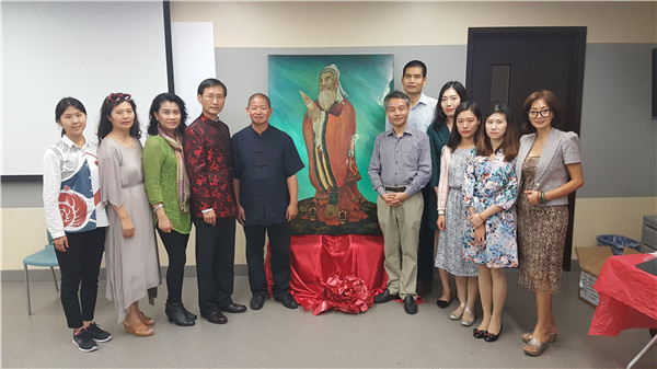 Confucius Institute gets special lacquer painting