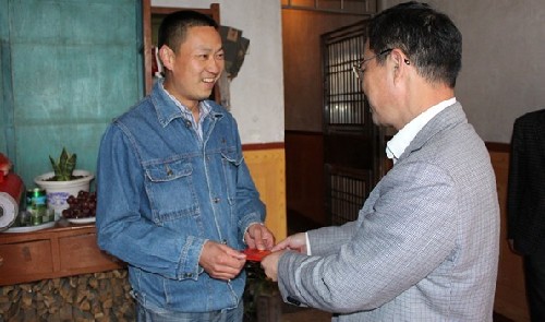 Pingnan officials visit model workers