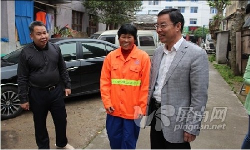 Pingnan officials visit model workers