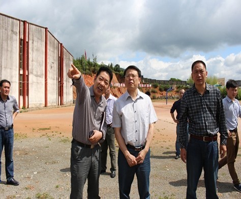 Wu Yunming visit Pingnan Huaqiao Middle School