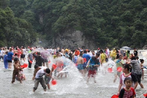 Water-Splashing Carnival hosted in Pingnan