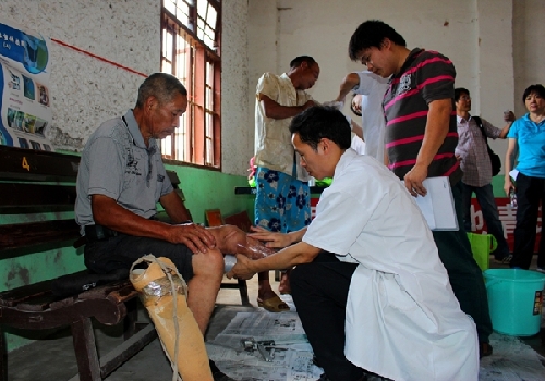 Disabled Pingnan villagers get assistive devices