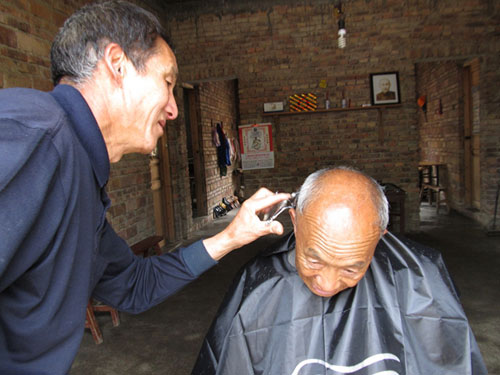 Wei Kesheng, a free village barber for 20 years