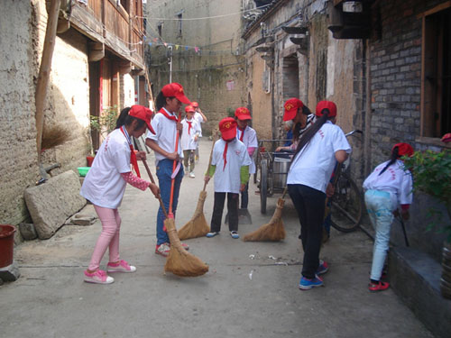 Pupils offer volunteer service in Pingnan