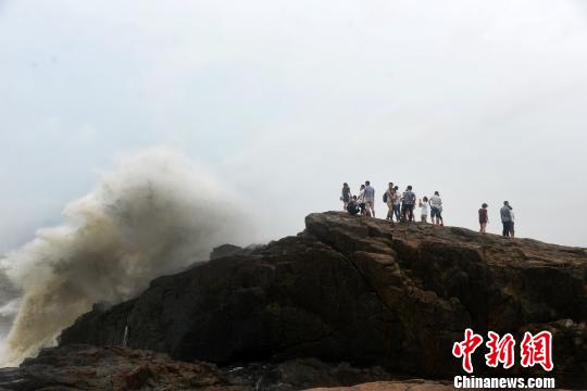 Strong typhoon Usagi hits south China