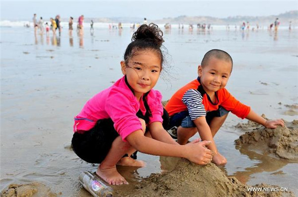 Enjoy bathing beach in Pingtan Island