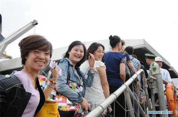 Passengers board ship to leave Fujian for Taipei