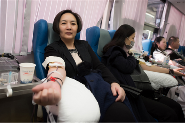 Party chief takes lead in blood donation drive