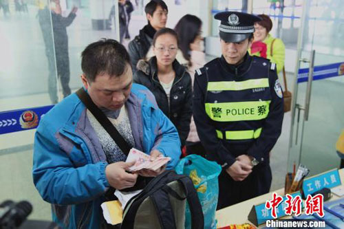 Fuzhou railway police traces luggage for Taiwan traveler