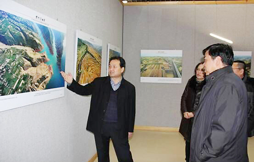 Baiyin holds photographic exhibition to show social development