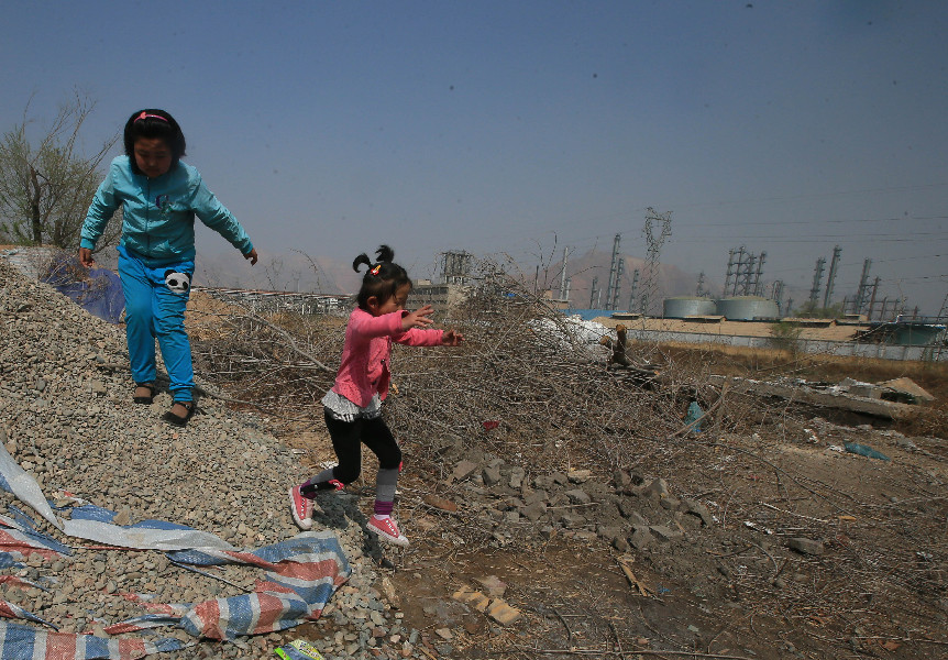 Lanzhou villagers forced to move due to pollution