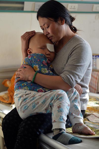 Mother does embroidery to help son who lost his eyes