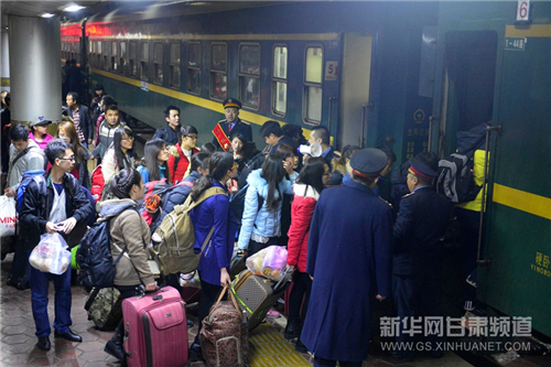 Westbound train for migrant workers departs from Gansu station