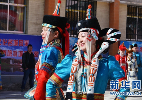Gansu puts on ethnic costume show