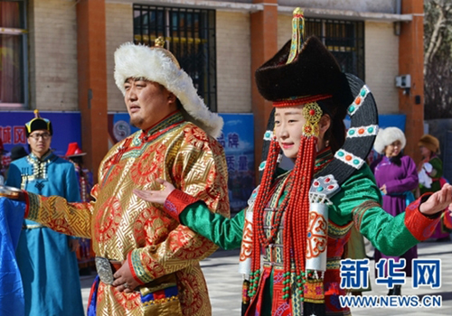 Gansu puts on ethnic costume show