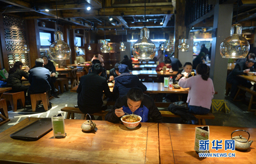 Comfy restaurants draw customers in Lanzhou