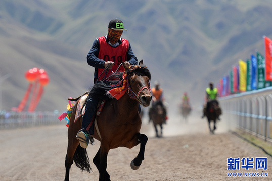 Yugur horse race kicks off in Gansu