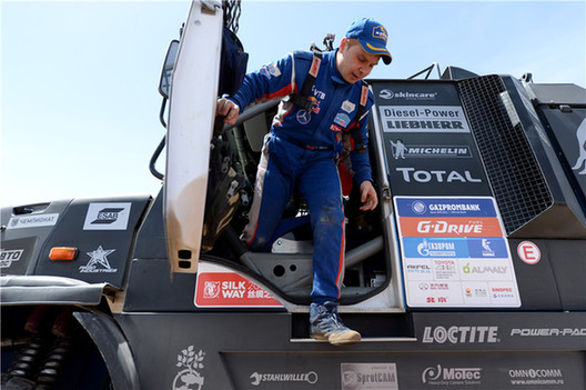 Silk Way Rally drivers battle sand and dust