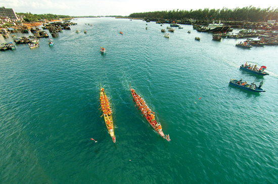 Dragon boat races held to celebrate Duanwu Festival