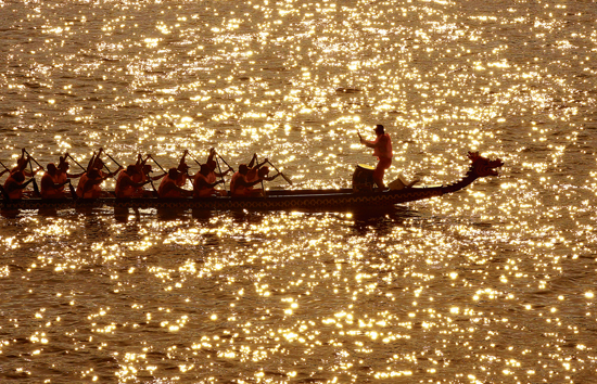 Dragon boat races held to celebrate Duanwu Festival