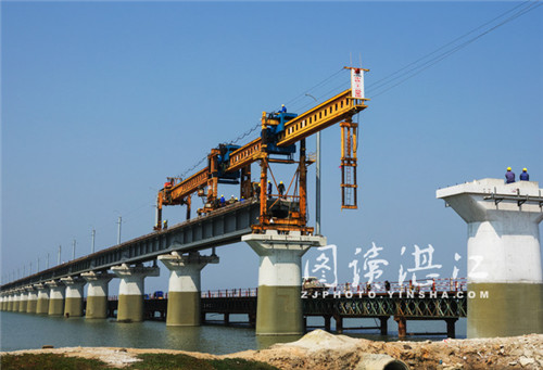 Girders on cross-sea bridge erected for Donghai Island Railway