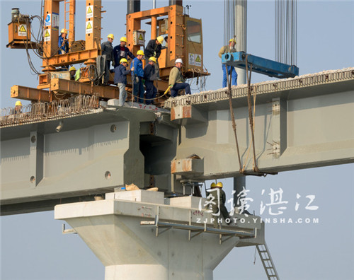 Girders on cross-sea bridge erected for Donghai Island Railway