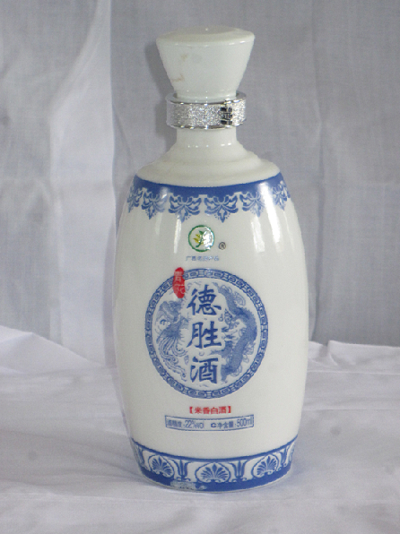 22% Desheng Alcohol in Blue and White Porcelain Pot