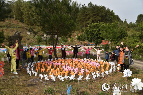 Paper windmills add color to Jinchengjiang