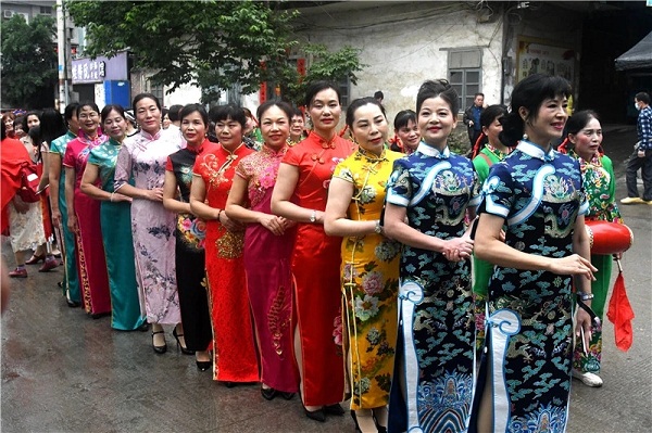 Over 600 performers model folk costumes in Yizhou