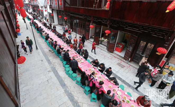 Thousands enjoy free food on long table