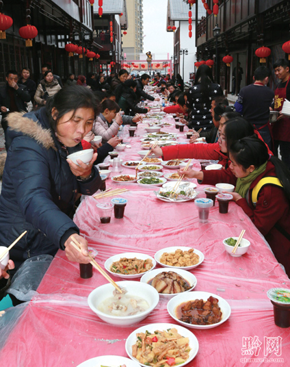 Thousands enjoy free food on long table