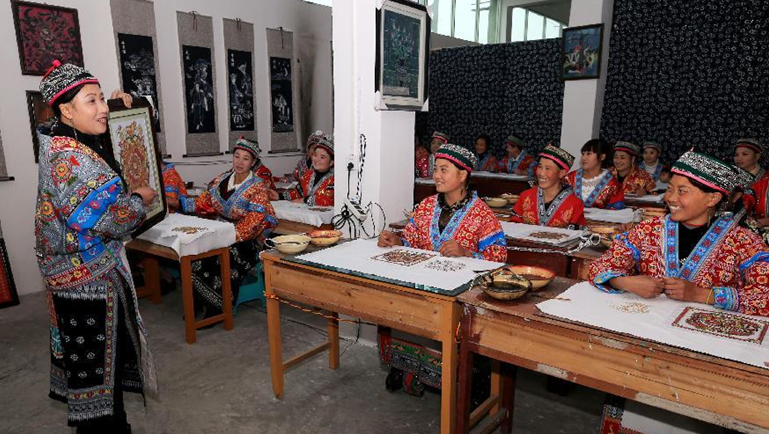 Batik and embroidery training course in Anshun