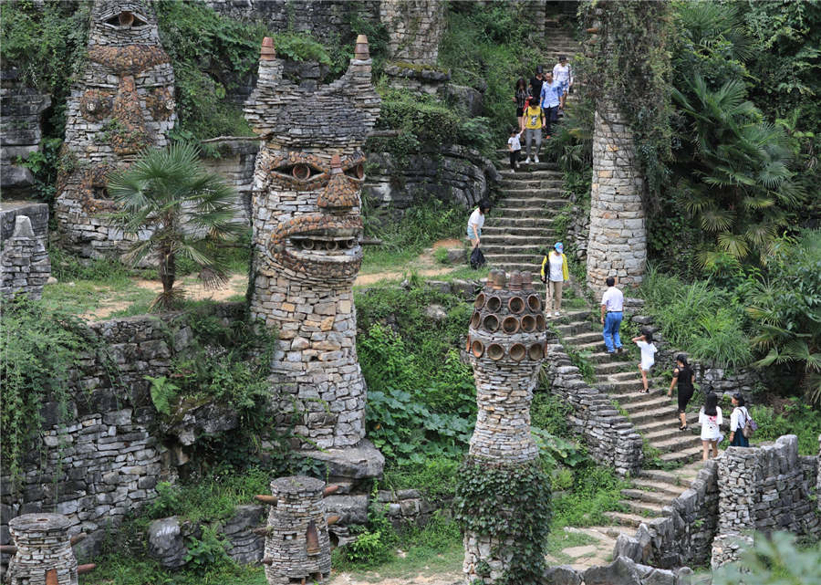 Artist creates stone castle 'Yelang' in Guizhou