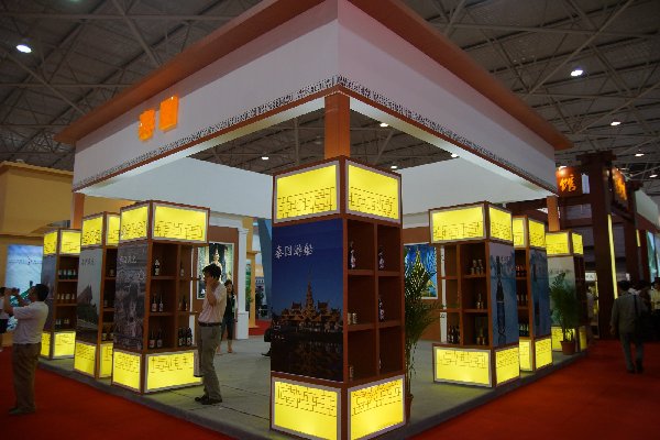 Overseas enterprises set up booths