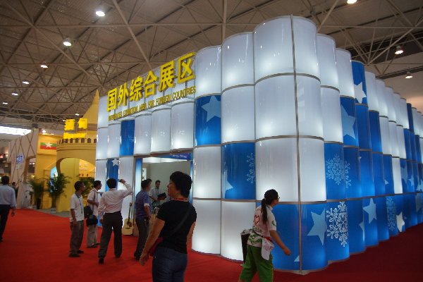 Overseas enterprises set up booths