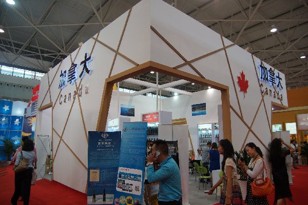 Overseas enterprises set up booths