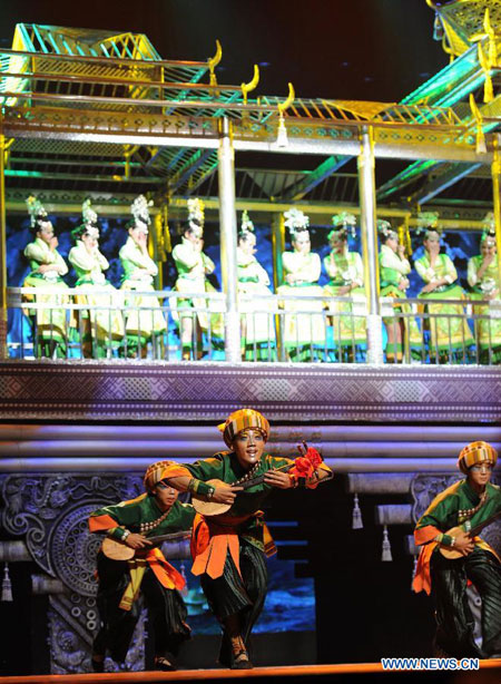 Dancers perform show about tradition of Miao, Dong ethnic groups