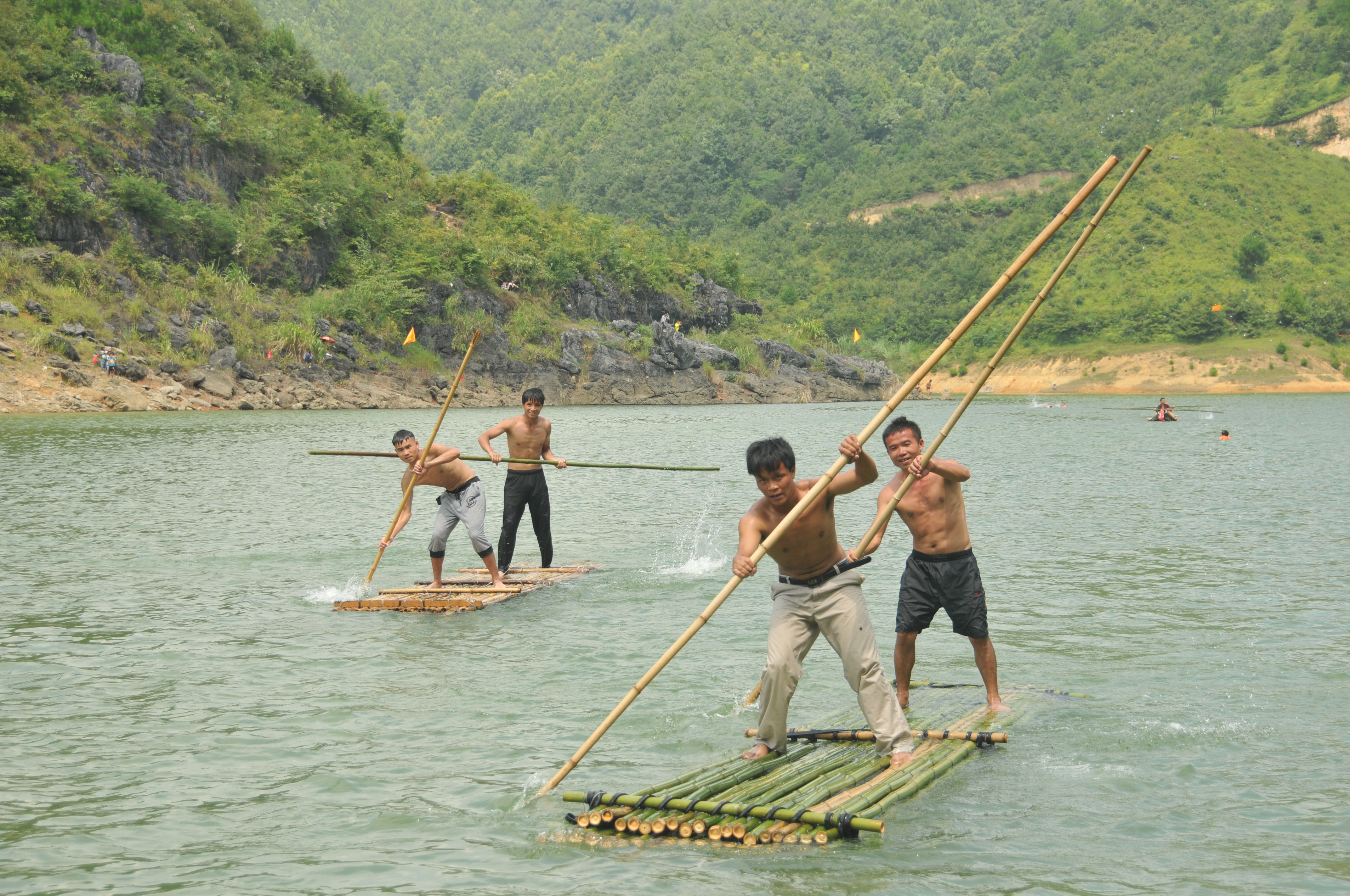 Guizhou hosts ethnic Shui traditional bamboo rafting match