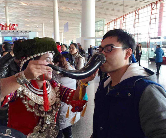 Folk dancing flash mob hits Beijing airport