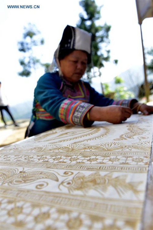 In pics: Miao's ethnic embroidery and batiks