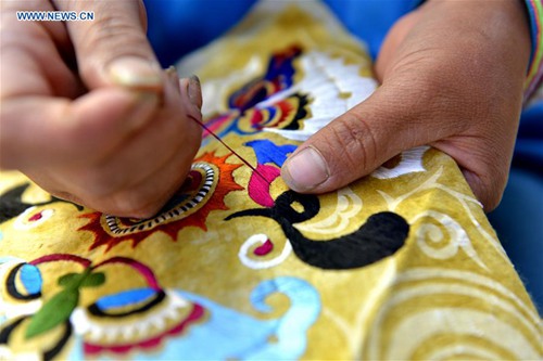 In pics: Miao's ethnic embroidery and batiks