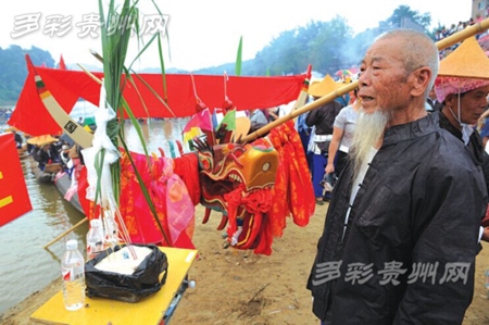 Stand up for the Miao dragon canoe festival