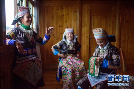 Bird patterns endow life to Miao clothes